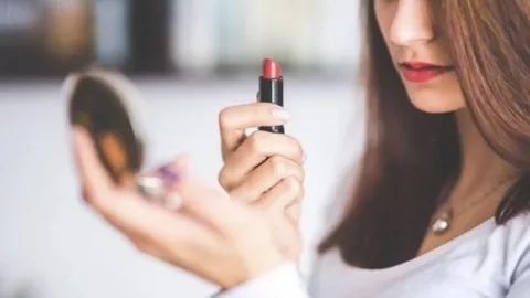 Ladies, Produk Bibir Ini Wajib Banget Ada di Tas Kamu - GenPI.co