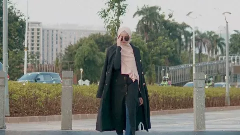 4 Mix and Match OOTD Hijab dengan Bawahan Celana - GenPI.co