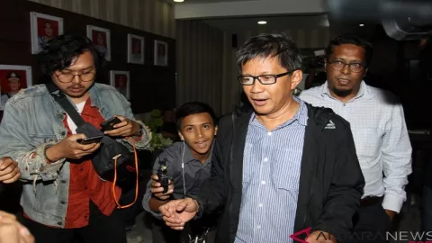 Rocky Gerung Sindir Front Pembela Istana, Isinya Sadis - GenPI.co