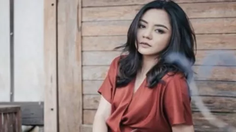 Lagu Semesta yang Sama Gita Sinaga Selipkan Kisah Asmara  - GenPI.co