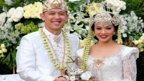 Menikah, Anggunnya Yura Yunita Pakai Kebaya-Gaun Berekor Panjang - GenPI.co