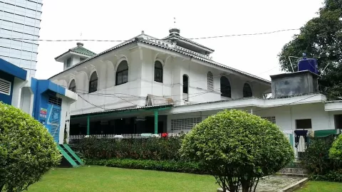 Masjid Tua Al Mubarok, Destinasi Religi Berusia 5 Abad Lebih - GenPI.co