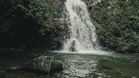 Mau Awet Muda? 3 Wisata Air Terjun ini Bisa Jadi Solusinya - GenPI.co