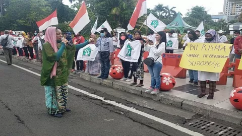 Emak-emak Semprot Pendukung Machfud dan Mujiaman, Dasar Preman! - GenPI.co