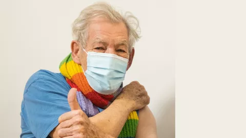 Aktor Ian McKellen Dapat Suntik Vaksin Covid-19 - GenPI.co