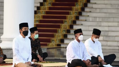 Khotbah Serda Payopo Menyejukkan, Jokowi Menyimak dari Saf Jemaah - GenPI.co