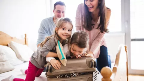 Moms, Ajari Anak 3 Cara Mengemas Barang Saat Hendak Traveling - GenPI.co