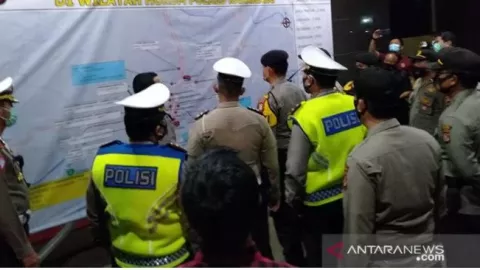 Senin Dini Hari, Ratusan Polisi Penuhi TKP Penembakan Laskar FPI - GenPI.co