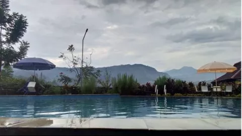 Kolam Renang Unik di Bogor dengan View Pegunungan - GenPI.co