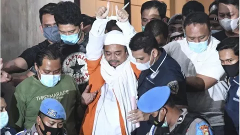 Rizieq Pakai Rompi Orange & Tangan Diikat, Polisi Beber Alasannya - GenPI.co