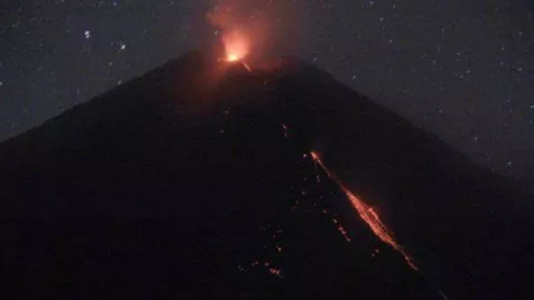 Setelah Merapi, Kini Gunung Semeru Semburkan Lava Pijar - GenPI.co