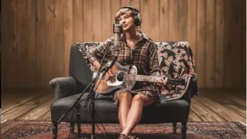 Album Baru Taylor Swift Disebut Saudara Folklore - GenPI.co