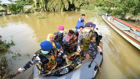 Dramatis, TNI Evakuasi 2 Ibu Melahirkan di Tengah Kondisi Banjir - GenPI.co