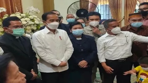 Presiden Jokowi Melayat Ke Rumah Duka Ketum Bara JP - GenPI.co