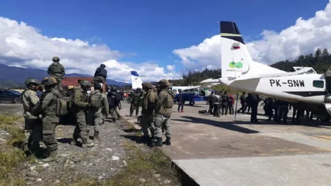 Pasukan TNI-Polri Dikirim ke Papua, KKB Dibikin Ngompol - GenPI.co