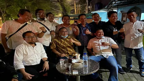 Jumhur Hidayat Disambut Puluhan Aktivis 98 di Kopol - GenPI.co