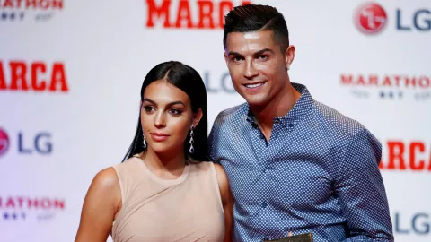 Bak Malaikat, Ronaldo dan Georgina Lakukan Hal Mulia ke Bocah Ini - GenPI.co