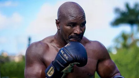 Siap Gemparkan Dunia, Petinju Tua Ini Akan Tantang Mike Tyson! - GenPI.co