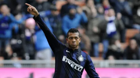 Bersimbah Darah Usai Pukul Ayah, Eks Inter Milan Ditangkap Polisi - GenPI.co