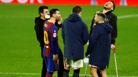 Sevilla vs Barcelona: Kalah, Messi Tertawa dengan Pemain Musuh - GenPI.co