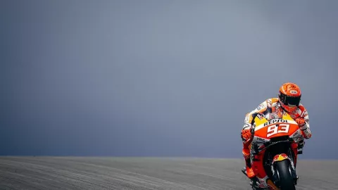 Marquez Nangis Gagal Naik Podium, MotoGP Sebut Pahlawan - GenPI.co