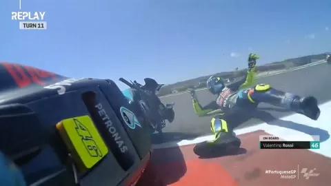 Detik-detik Valentino Rossi Terjatuh di MotoGP Portugal, Ngilu! - GenPI.co