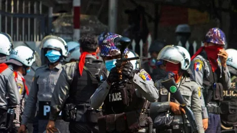 Rakyat Sipil Bangkit, Polisi Myanmar Jumpalitan, Kabur ke India - GenPI.co