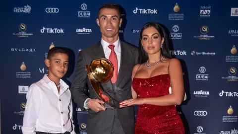 Tunggu Tanggal Main, Ibu Kandung Ronaldo Jr Berada di Portugal - GenPI.co