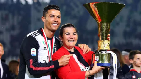Bukan ke Real Madrid, Sang Ibu Beri Kode Klub Baru Ronaldo - GenPI.co