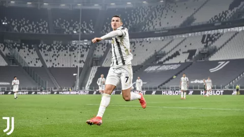 3 Bukti Ronaldo Bukan Manusia di Laga Juventus vs Crotone - GenPI.co