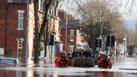 Fenomena Banjir Inggris, Warga Dievakuasi, Semua Aktivitas Lumpuh - GenPI.co