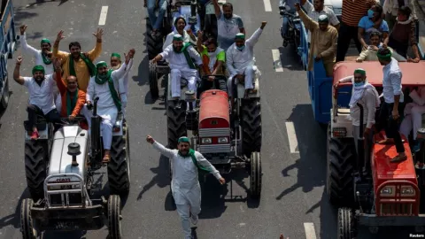 Protes Pemerintah, Warga India Bawa Traktor Saat Demo di Ibu Kota - GenPI.co