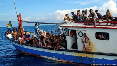 Kapal Pengungsi Rohingya Terombang-ambing di Tengah Laut Andaman - GenPI.co