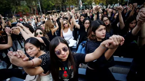Tubuh Gadis Meksiko Dijepit Polisi Hingga Berderai Keringat Basah - GenPI.co