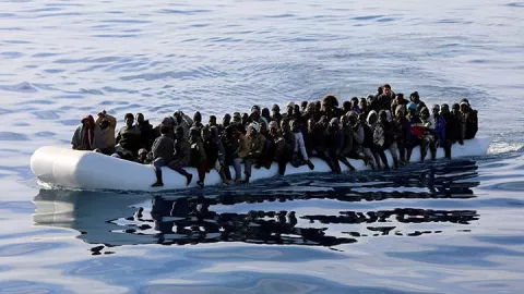 Termasuk 62 Bayi, Ratusan Migran Terombang-ambing di Laut Libya - GenPI.co