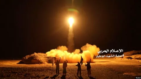 Serangan Rudal Siluman Houthi Brutal, Langit Arab Saudi Bergetar - GenPI.co