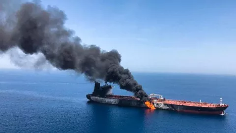 Kapal Setan Israel Meledak, Diduga Diserang Siluman Bawah Laut - GenPI.co