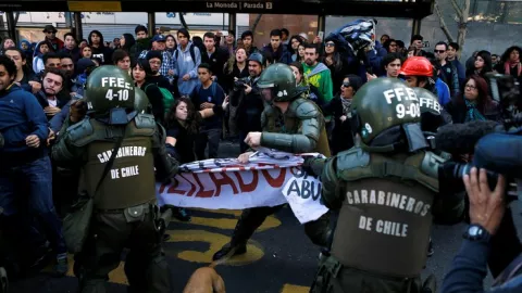 Protes Meletus di Chile, Gedung Dibakar, Polisi di Mana-mana - GenPI.co