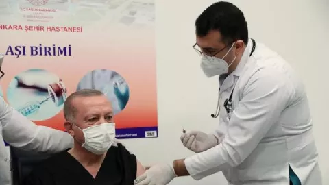 Turki Prioritaskan Lansia Disuntik Vaksin Sinovac - GenPI.co