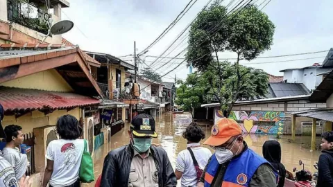 Walkot Jaksel Bantu Korban Sekaligus Tinjau Lokasi Banjir - GenPI.co