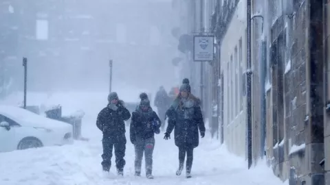 Cuaca Buruk, Warga Inggris Bersiap Hadapi Badai Salju - GenPI.co