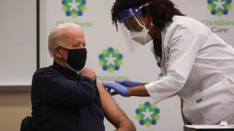 Jelang Pelantikan Presiden, Biden Kembali Disuntik Vaksin Corona - GenPI.co