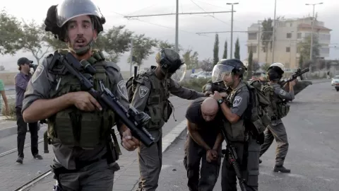 Biadab, Aksi Tentara Israel Buat Belasan Warga Palestina Terluka - GenPI.co