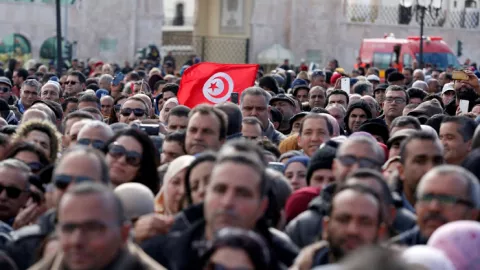 Mencekam, Demonstran Tantang Polisi di Tunisia - GenPI.co