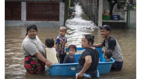 Hujan Deras Tanpa Henti, Tagar Banjir Trending Twitter - GenPI.co