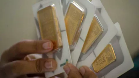 Beda Banget Sama Pasar Dunia, Harga Emas Antam Turun Rp 4.000/Gr - GenPI.co