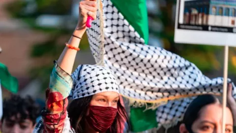 Trending! Bella Hadid Ikut Aksi Dukung Palestina, Intip Potretnya - GenPI.co