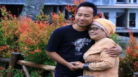 Ibu Denny Cagur Wafat: Mamah Eny Energik Idolakan Atta Halilintar - GenPI.co