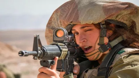 Cantik Tapi Mematikan, Deretan Aturan Unik Tentara Cewek Israel - GenPI.co