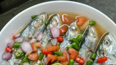 Tanpa Minyak, Resep Ikan Kembung Kukus Kuah Asam Menggiurkan - GenPI.co